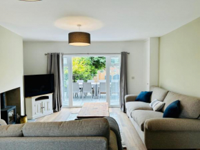 Coastal Cottage with hot tub, sleeps 10
